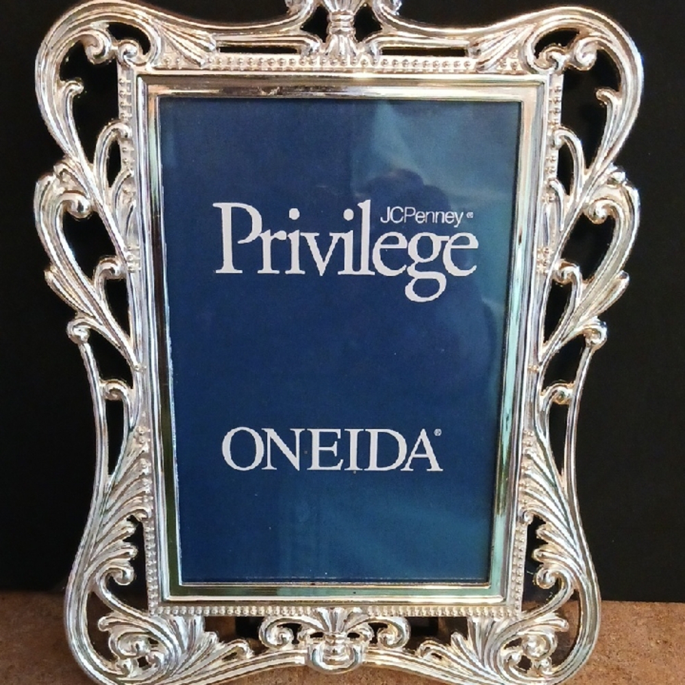 Oneida Goldtone Picture Frame - Picture 8 of 8